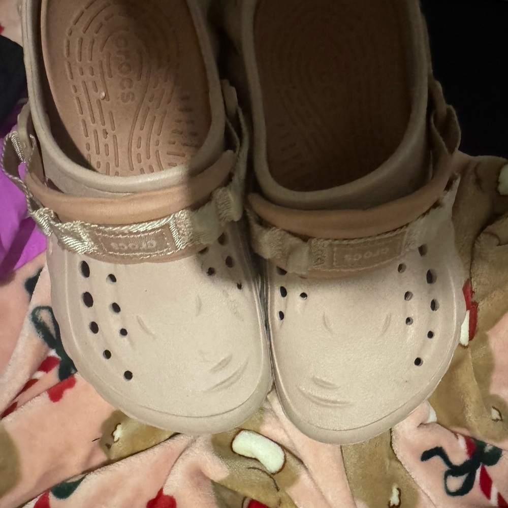 CROCS size 7 w